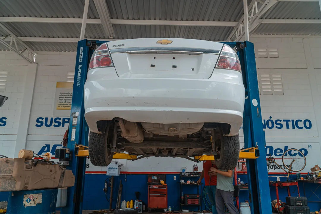 Auto en la elevadora