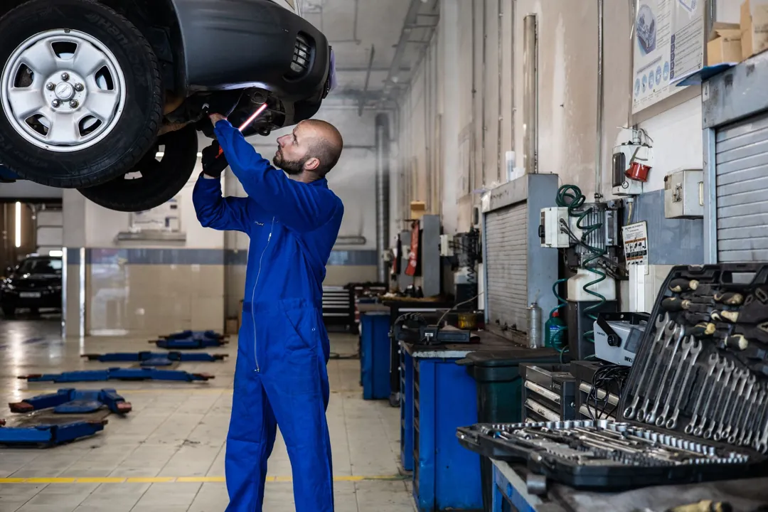 Trabajo bajo el auto